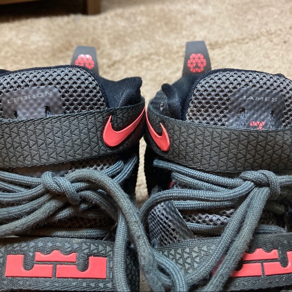 Nike Lebron James shoes with Velcro strap - Picture 7 of 9